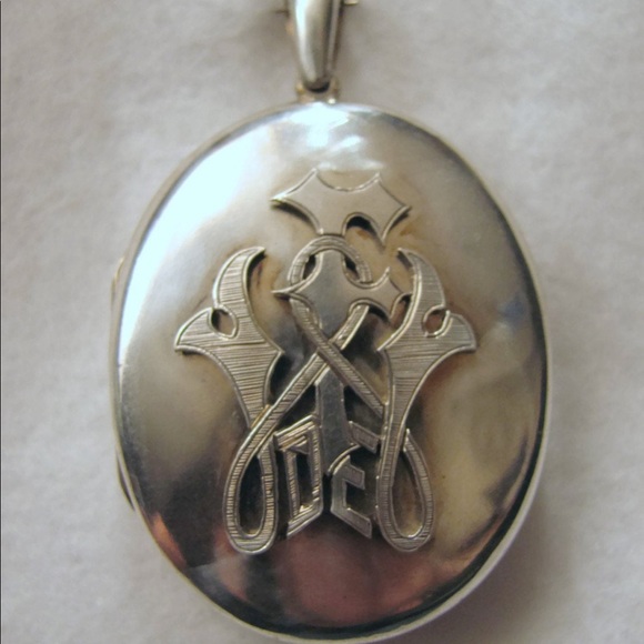 Antique VICTORIAN sterling monogrammed locket - Picture 2 of 6